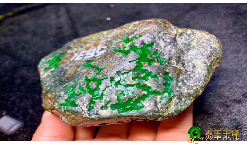 如何鉴别翡翠原石？新手入门先学这3招   第2张