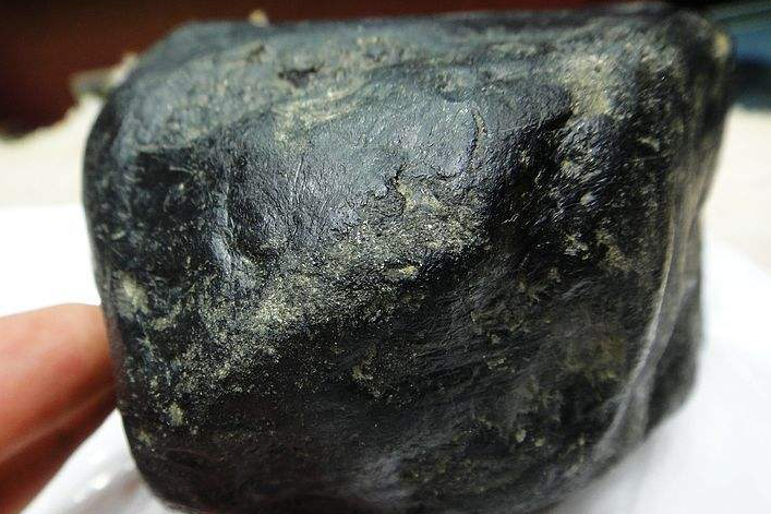 翡翠毛料的蜡皮壳很普遍吗?哪些场口出蜡壳皮翡翠毛料? 第1张