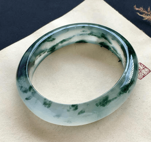 你们觉得老坑冰种无色翡翠值钱吗？行家带你一一了解！   第2张