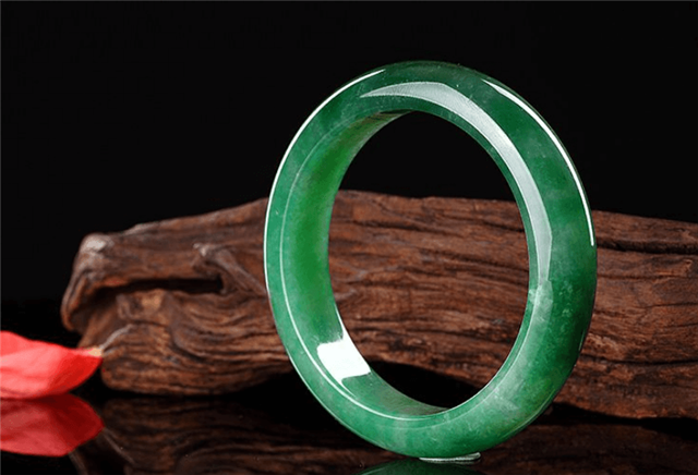 绿色系颜色那么多，哪种绿色的翡翠最优质？   第2张