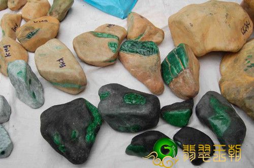 翡翠赌石怎样开窗与抛光技巧详解   第2张
