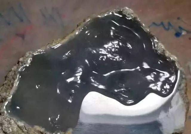 
                小伙15000拿下的莫西沙翡翠原石，切开高冰飘蓝花，成品有多“惊艳”！
   第1张