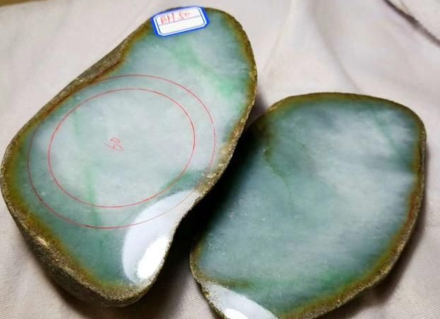 老种莫西沙场口翡翠解口料,清爽干净的两只手镯有了 第2张