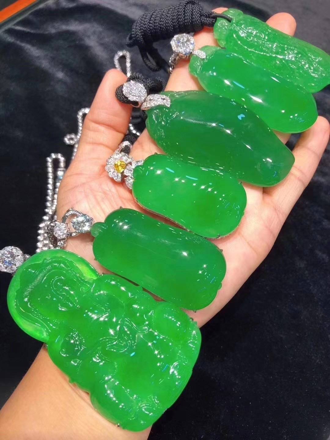 直播间购买翡翠原石好还是购买翡翠成品好？  第2张