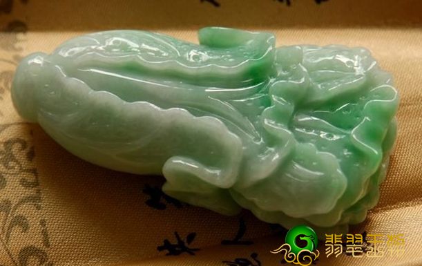 翡翠手把件的恰当盘玩方式,盘玩不太好对翡翠手把件的危害非常大 第1张