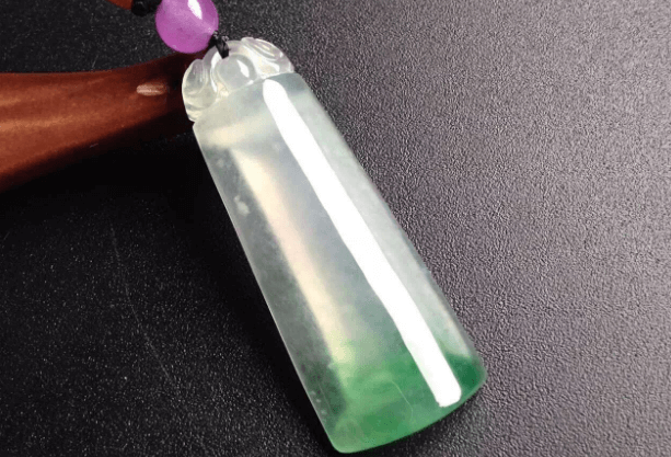 翡翠做无事牌合适吗？这要看翡翠本身的品质怎样(图文)   第3张