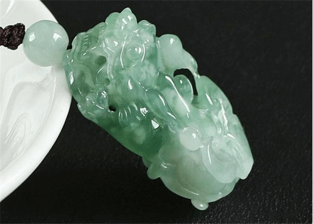 如果你选购的是这些翡翠玉挂件，记得要多留意眼睛部位！   第2张