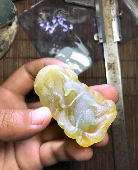 
                一块不起眼的翡翠原石，雕刻出成品最后却惊喜不断，竟如此惊艳
   第2张