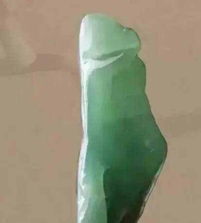 
                非比寻常的翡翠原石毛料，竟雕刻成传世之宝，第一眼你看到了什么
   第2张