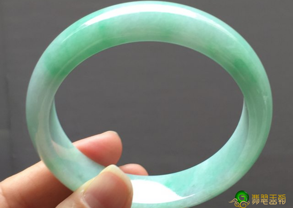 关于满绿糯种翡翠手镯的价值 看完这篇文章你就明白了   第1张