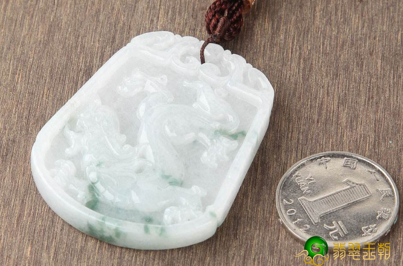 翡翠的色调并不单是仅有翠绿色哦,它也有许多 种色的。 第2张