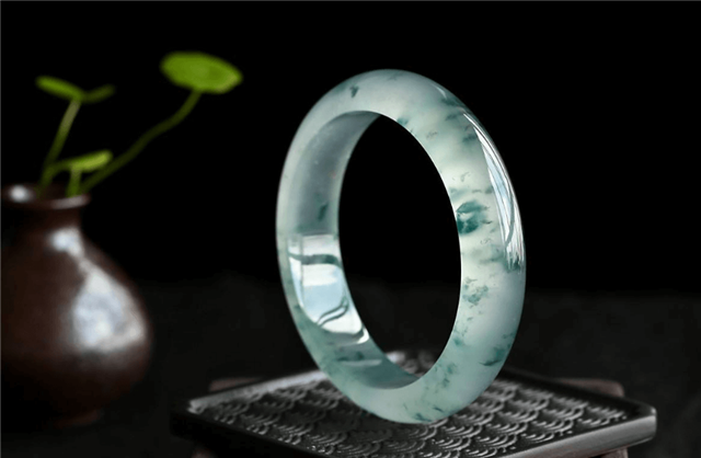 红翡绿翠紫为贵，翡翠手镯的颜色还有哪些？   第2张