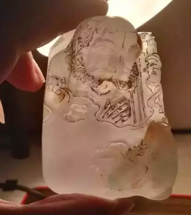 
                像猪蹄一样的翡翠原石，被雕成让人惊叹的罗汉，玉雕师服气了
   第5张