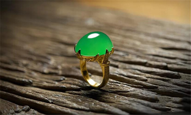 绿色翡翠戒指适合年轻人吗？绿色翡翠戒指会不会显老？(图文)   第4张