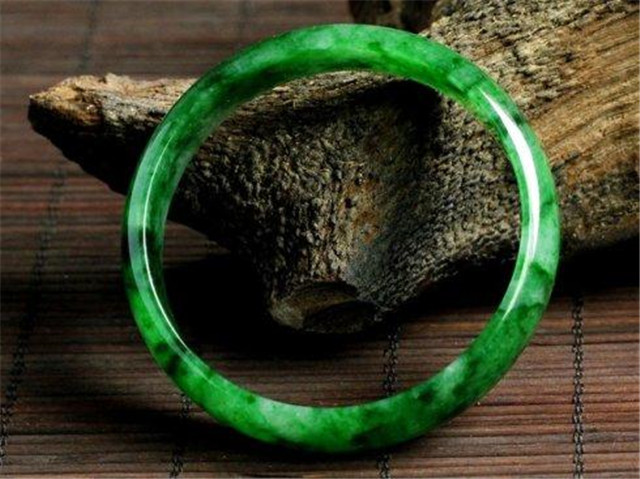 什么是花青种翡翠？让我们来看看翡翠界的豹纹款！   第1张