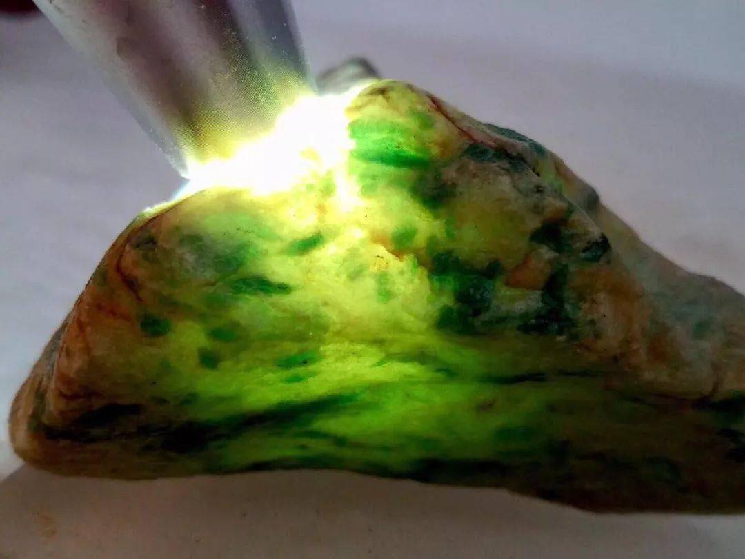 
                5000买下一块全身绿花的翡翠原石，雕琢完成后大家加倍抢着要！
   第4张