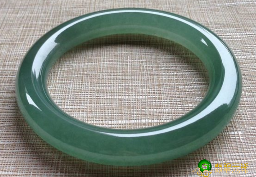 水蓝翡翠镯子的价钱贵便宜？看了本文你就知道了   第2张