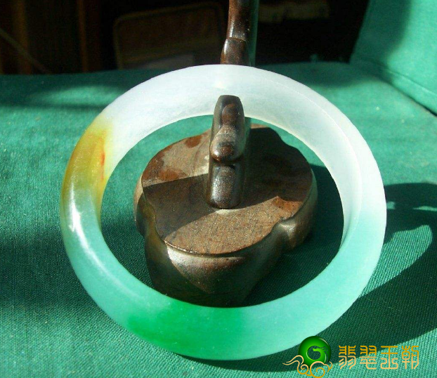 璀璨精彩的三色翡翠，翡翠中也有那样的至宝？   第1张