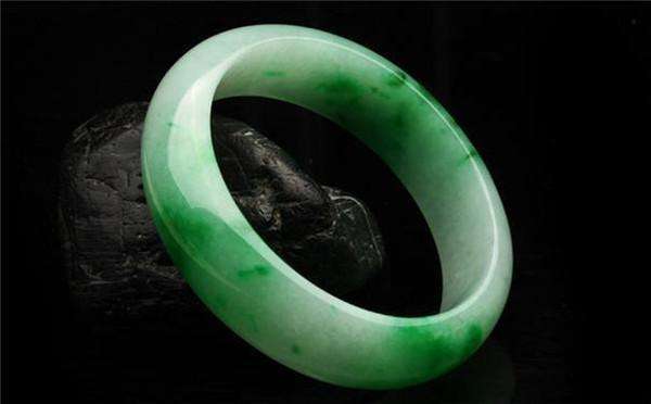 买什么形状的翡翠手镯好？如何衡量翡翠手镯的价格？   第2张