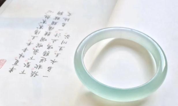 
                当无色翡翠和紫色翡翠相比较，你会发现紫罗兰翡翠其实也很美！
   第1张