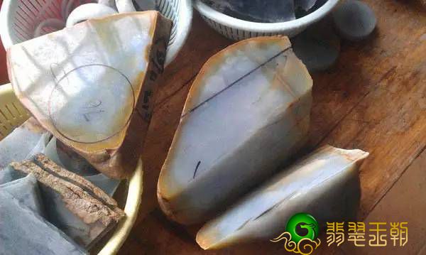 翡翠赌石明明已经涨了，这个步骤却让我的手镯出了裂。   第3张