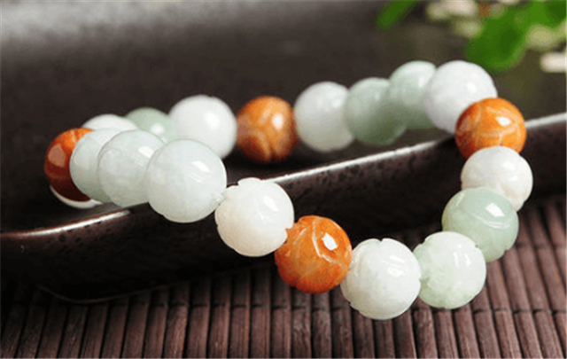 翡翠手串价格贵吗？这样挑选准没错！   第2张