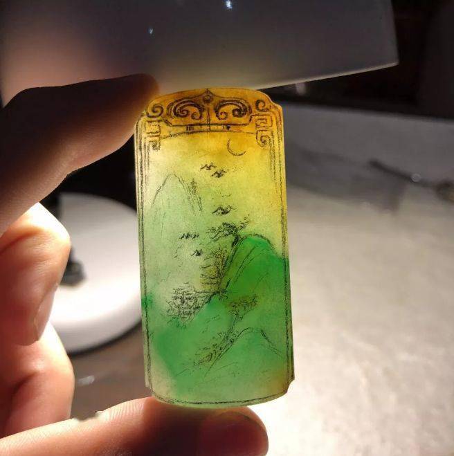 
                一块黄加绿料子从原石到成品的创作过程，这玉雕，绝色仙境！
   第4张