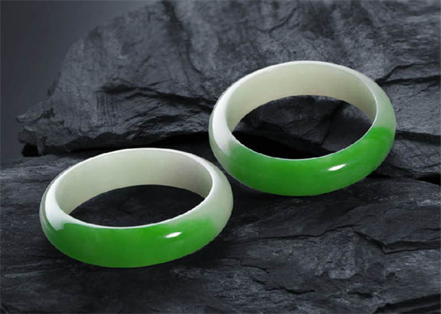 影响翡翠手镯价格涨跌的原因是什么?让我来为你解析! 第2张