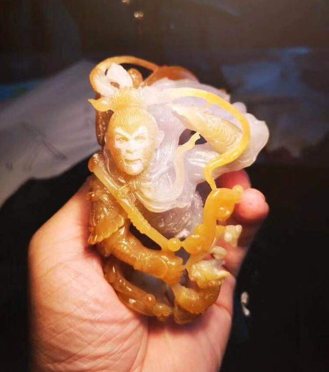 
                翡翠雕刻的色彩运用！什么是翡翠的分色？玉雕中的俏色是什么？
   第4张