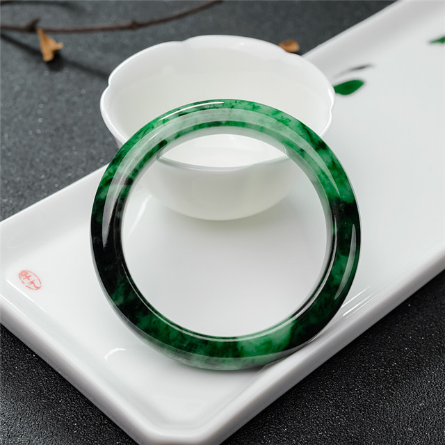 翠友们购买翡翠手镯有什么技巧?本文给你答案!(图文) 第2张