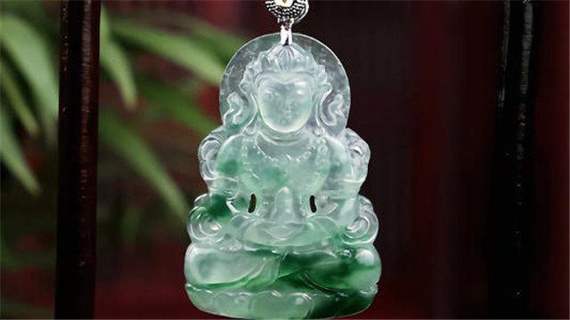 什么是冰糯种翡翠？扒一扒影响价格的因素有哪些！   第2张