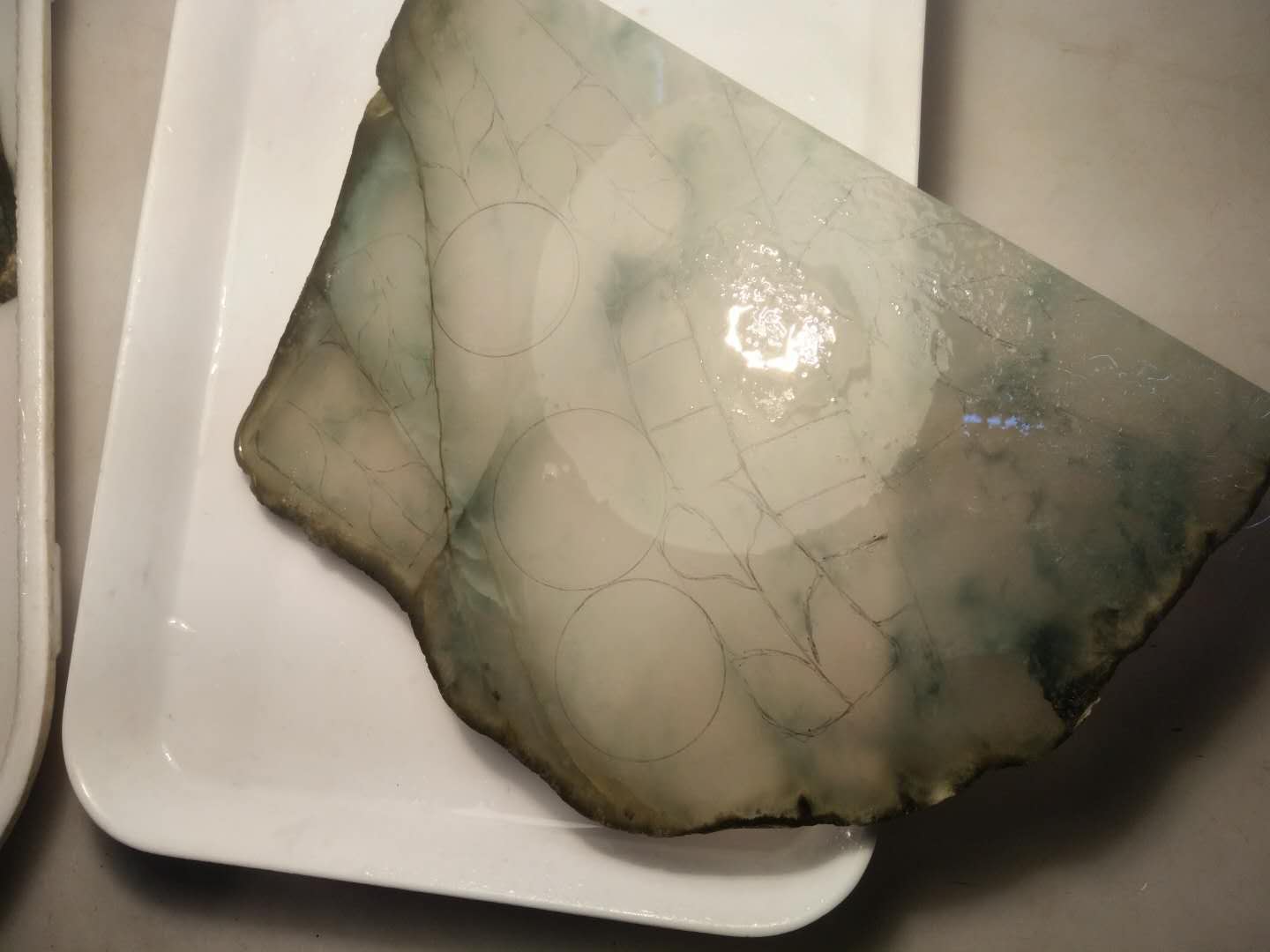 
                从原石到成品，了解翡翠平安扣的制作过程，虽朴实却有深刻寓意！
   第6张