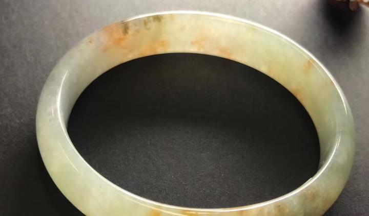 
                这种翡翠的瑕疵更受欢迎，难得的好翡翠
   第3张