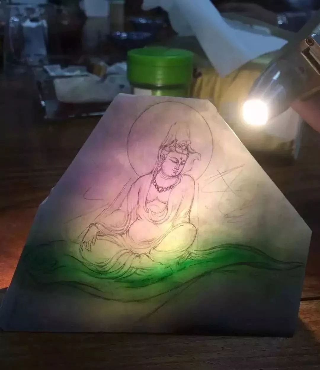 一块让人伤脑筋的春带彩翡翠，被玉雕师的创意拯救后，价值大涨！   第2张