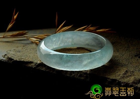 纯天然翡翠手镯价格怎样？该怎样选择？   第2张
