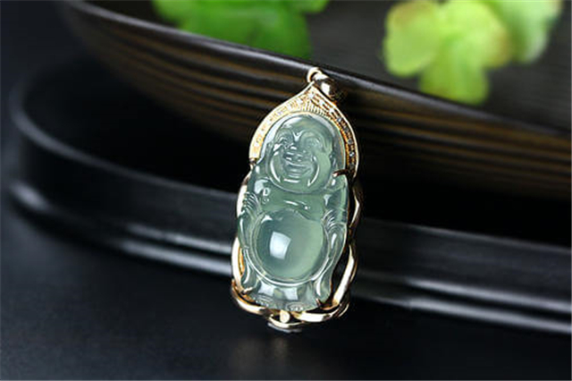 翡翠佛公吊坠不能随便戴，如何选择很重要！   第2张