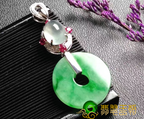 云南省过节送礼增进感情最合适的礼物便是翡翠。   第2张