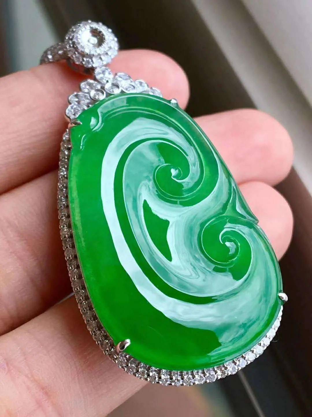 
                翡翠颜色辣不辣是什么意思？
   第1张