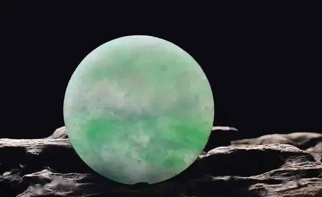 
                一块多棉飘绿的翡翠手镯心，经玉雕师这样设计，档次瞬间提升了！
   第1张