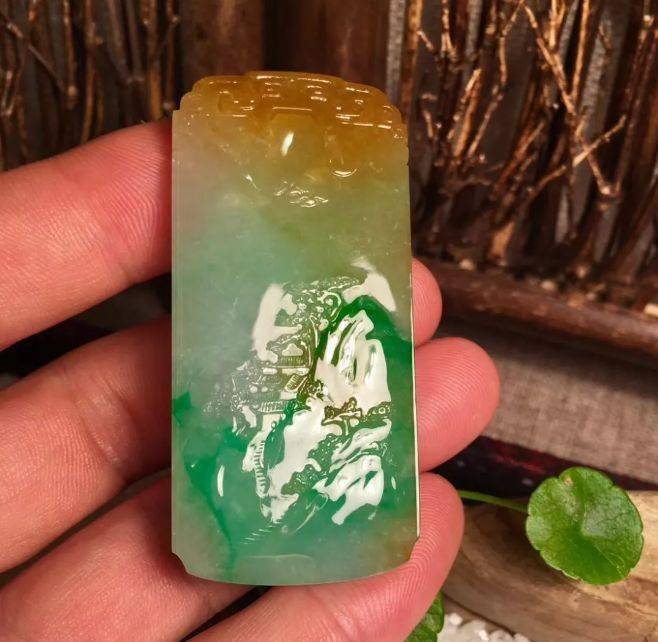 
                一块黄加绿料子从原石到成品的创作过程，这玉雕，绝色仙境！
   第6张