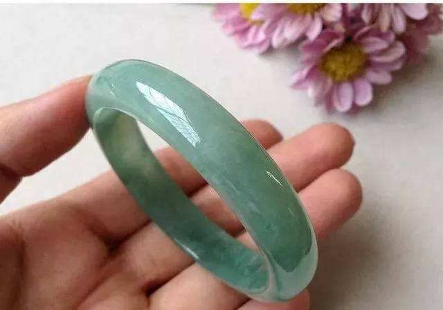 糯种翡翠飘蓝花值钱吗？如何查看糯种翡翠的收藏价值？   第1张