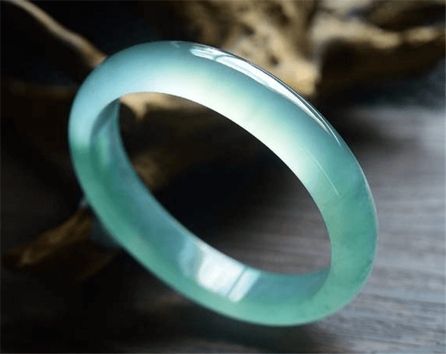 选择翡翠时什么厚度最合适？看个人喜好即可！(图文)   第1张