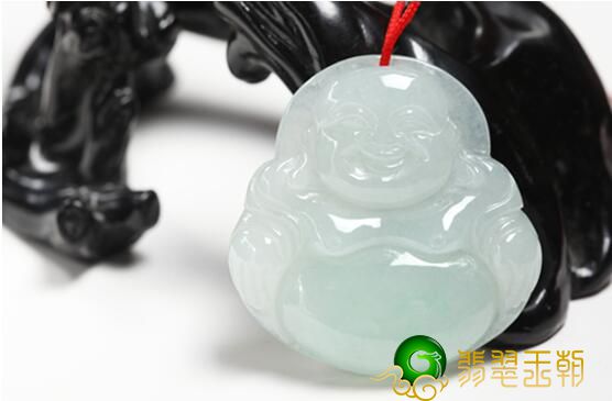 为何大伙儿喜爱戴翡翠笑佛？ 配戴翡翠笑佛的寓意详细说明   第1张
