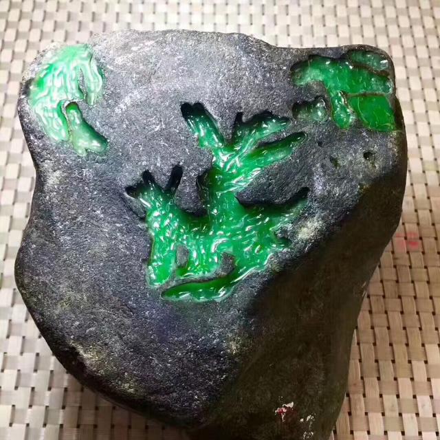 
                挑选翡翠原石方法，内行人总结的三大技巧
   第1张