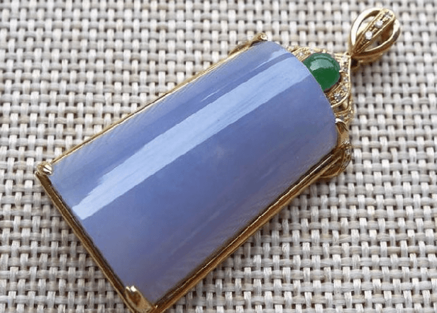 翡翠做无事牌合适吗？这要看翡翠本身的品质怎样(图文)   第2张