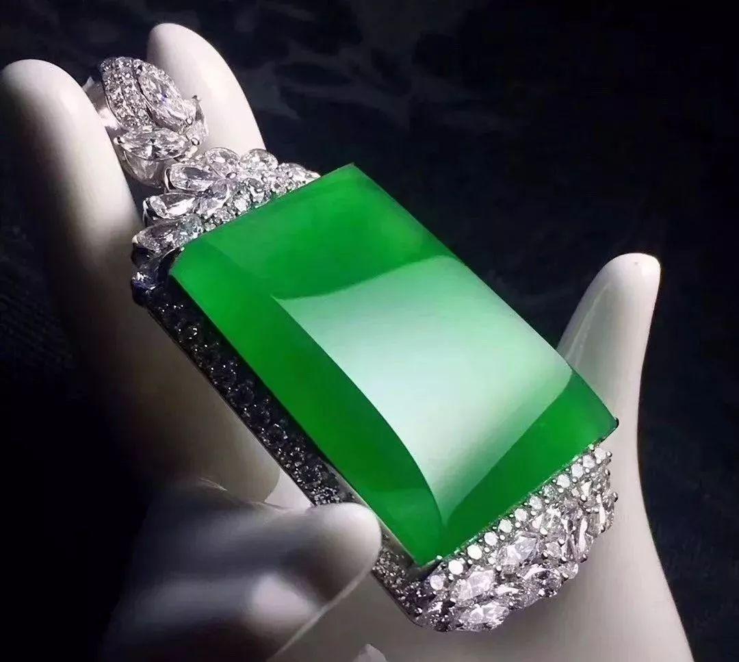 什么颜色的翡翠最好?及影响翡翠绿色调的因素有哪些?
第1张