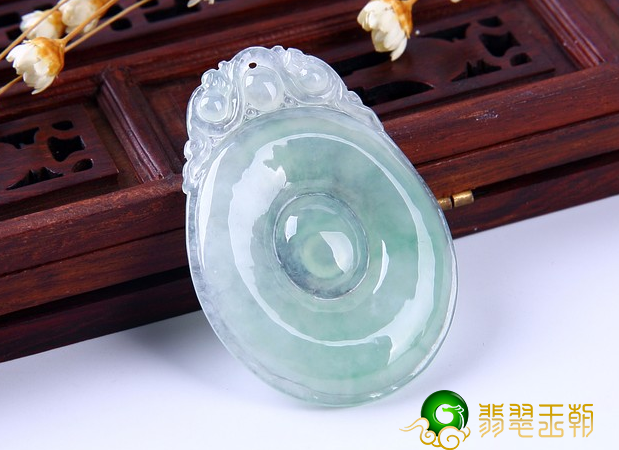 白冰飘绿翡翠要多少钱？陪你解开白冰飘绿翡翠的秘密！   第2张