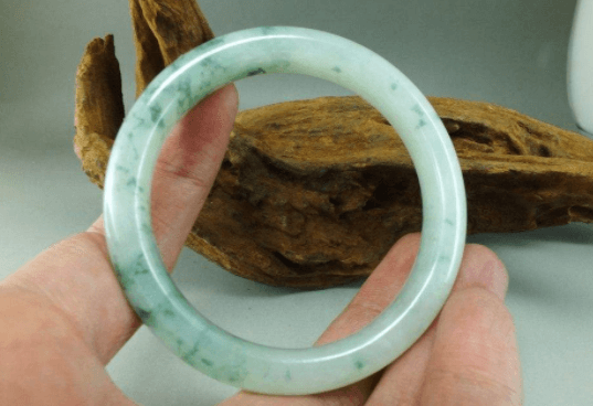 假玉镯戴久了会怎么样？我们要怎么鉴别它的真假？   第2张