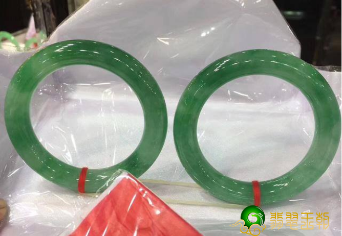 翡翠镯子为何要用红杠和塑胶纸包装着？原先这里有那么多注重   第1张