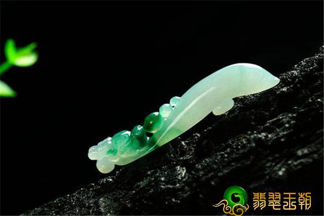 翠友们了解翡翠飘花与飘色的差别吗？文中给你解疑释惑！   第1张